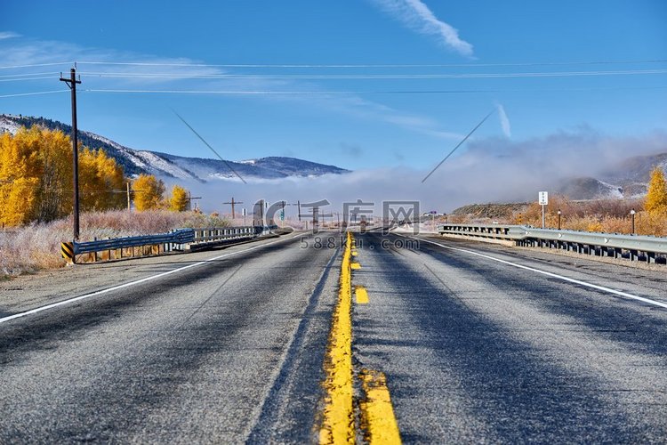 秋天，美国科罗拉多州的高速公路