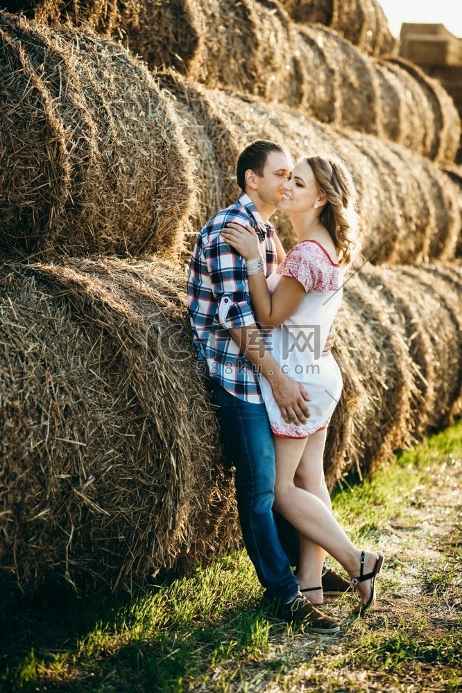 一个男人带着一个女孩在夏天的田