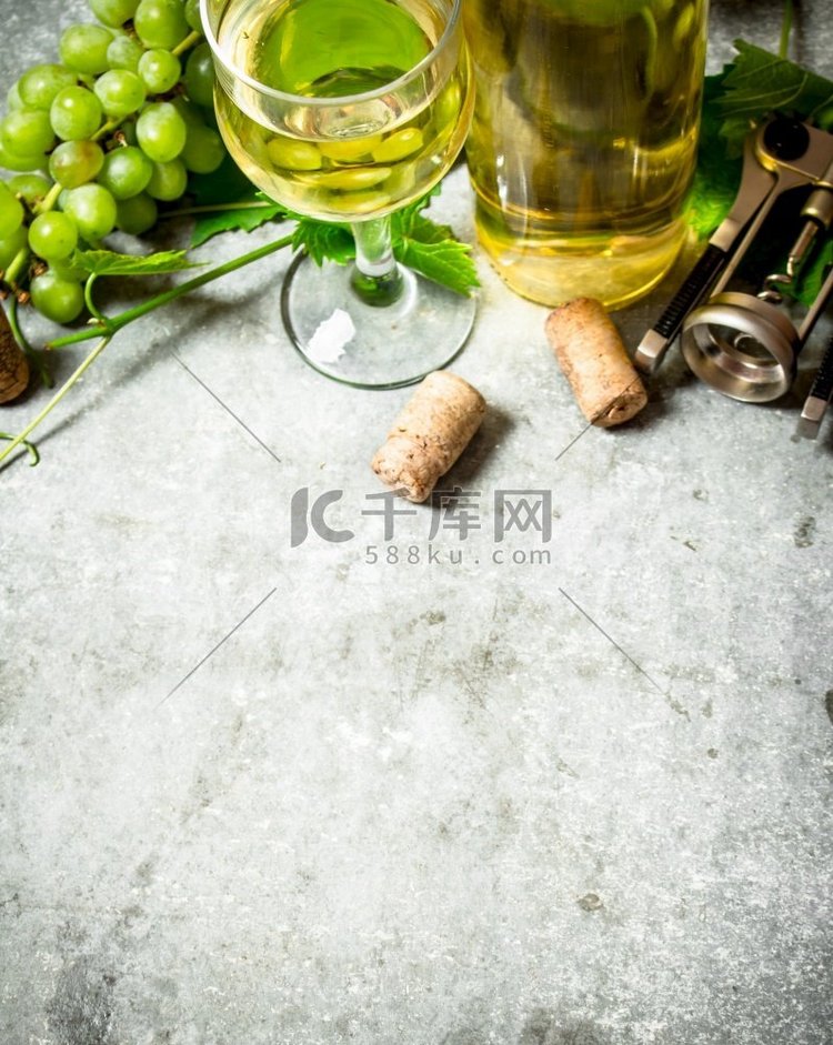 加软木塞的白葡萄酒。在石桌上.