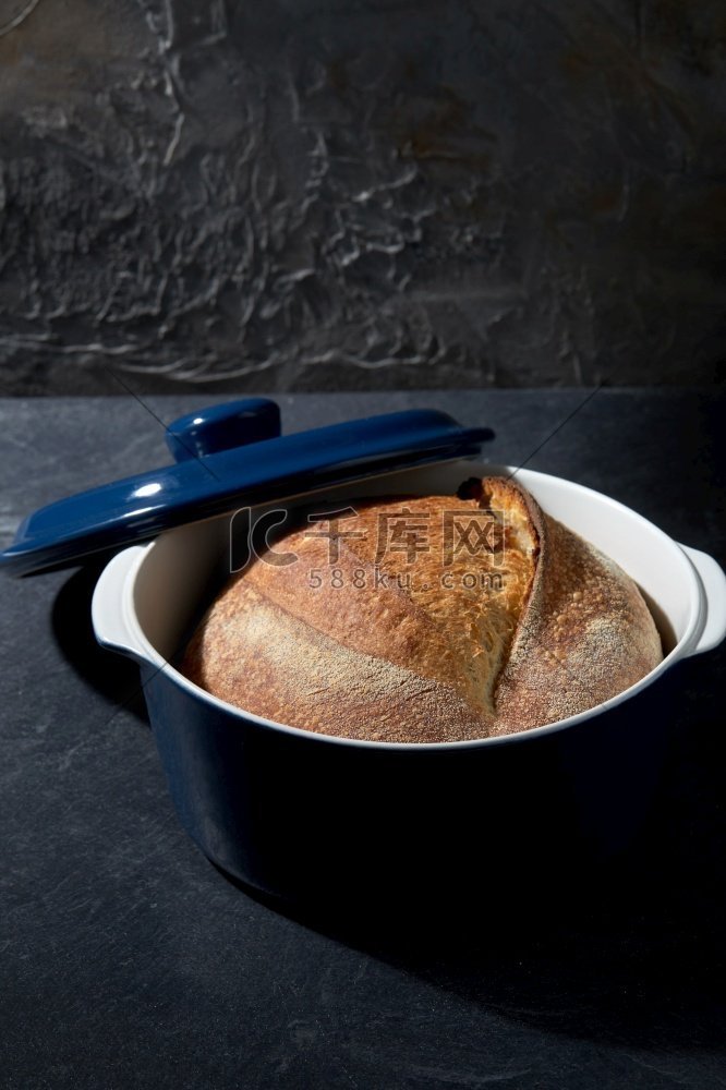 食品和烹饪概念—自制工艺面包在