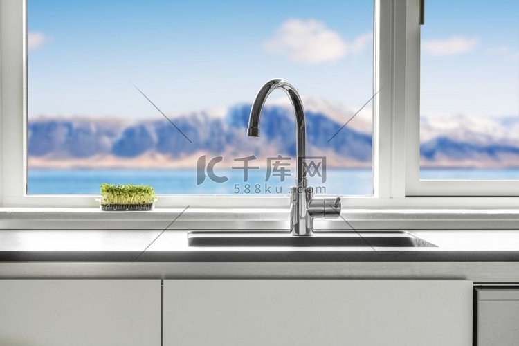 厨房洗手池靠窗，可以俯瞰大海和