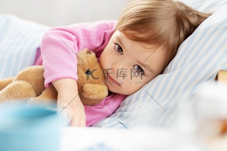 孩子，睡眠和人的概念—小女孩躺
