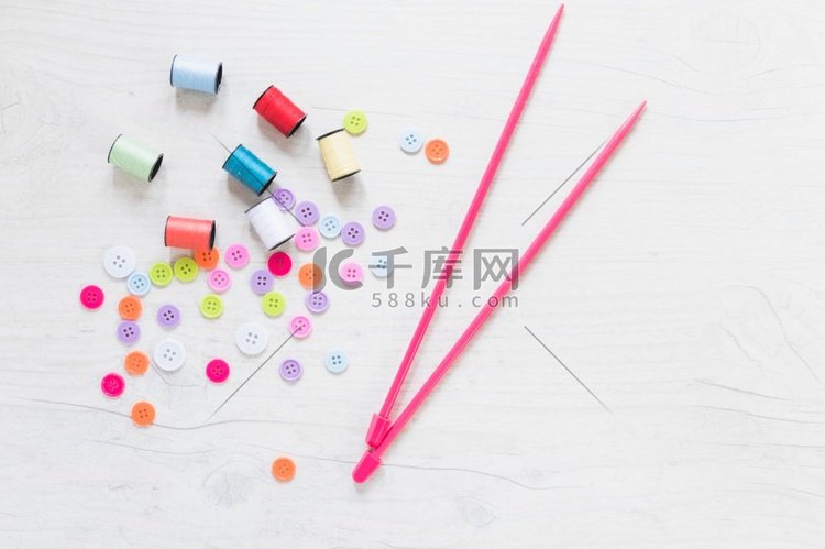 彩色纽扣线轴，粉色针织针，白色