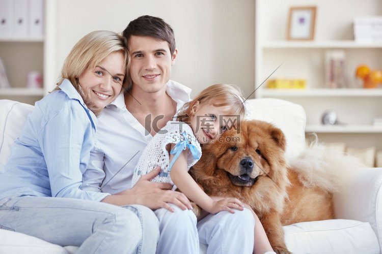 快乐的家庭与狗 