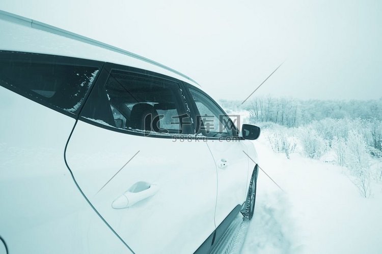 汽车在雪地风景自然白色的冬天雪