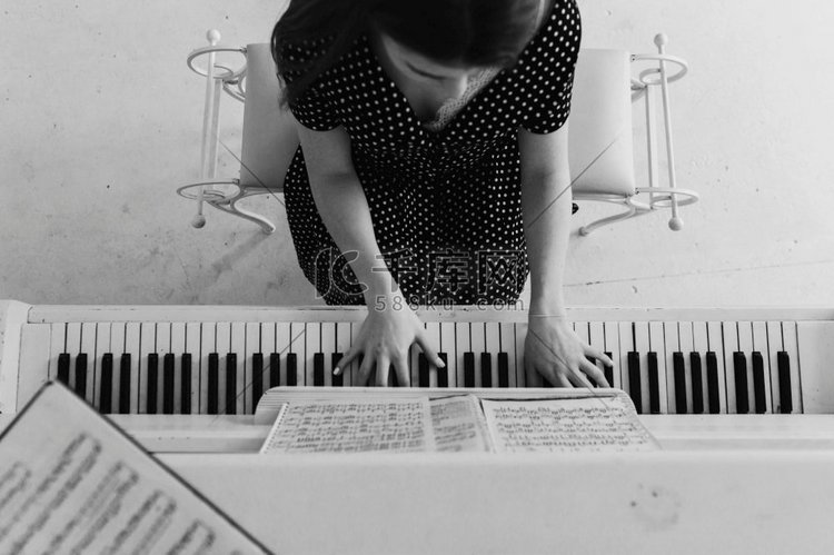 俯视年轻女子弹钢琴