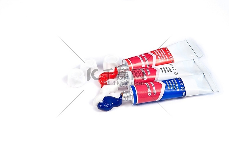 红色、白色和蓝色丙烯酸涂料从管