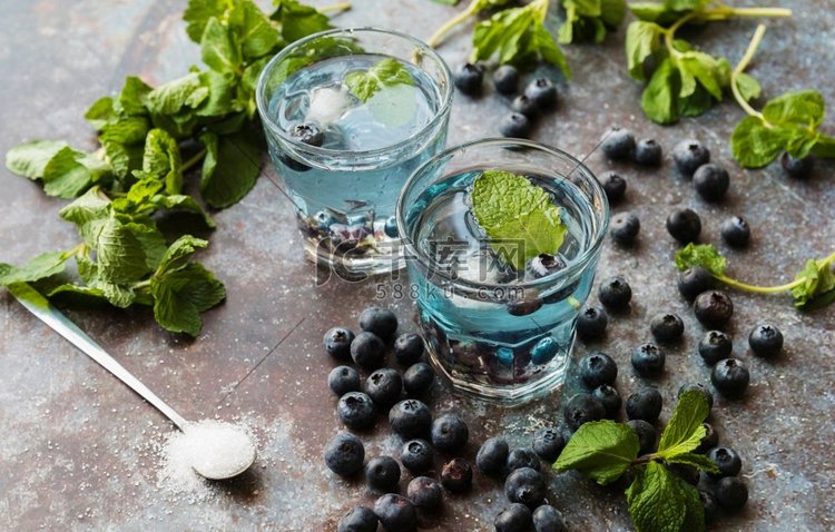 浆果薄荷围绕清爽蓝莓饮料