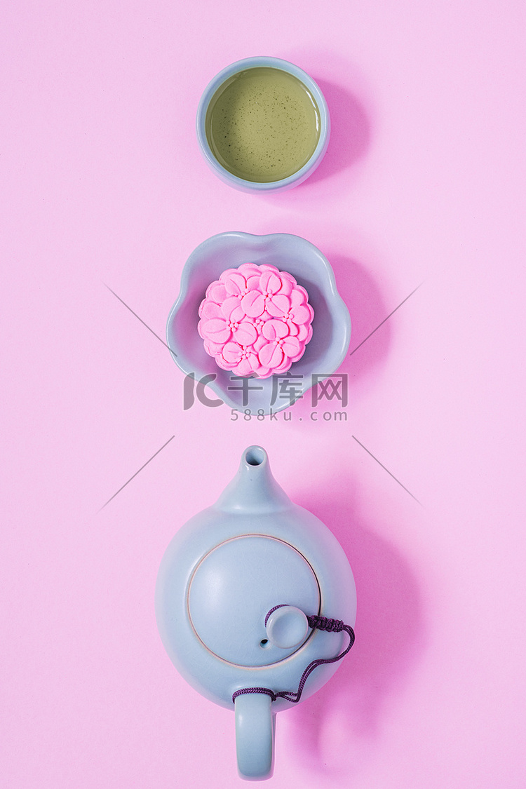 粉红月饼，蓝色茶壶，粉红色背景