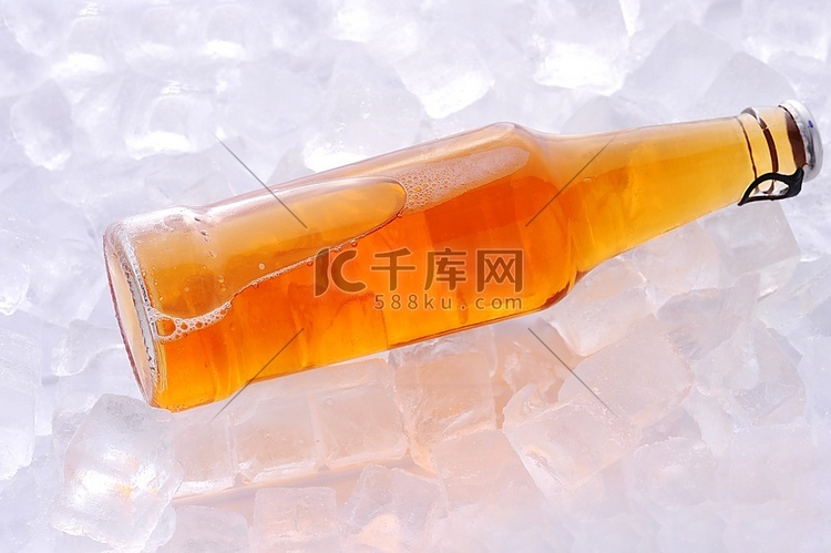 装饮料的瓶子在冰里
