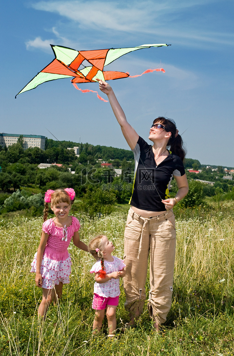 幸福的家庭和儿童风筝.