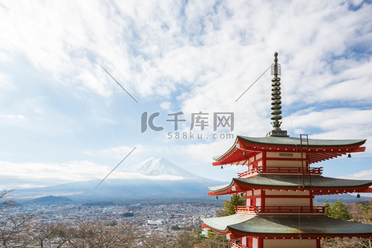 以富士山山水山城为背景的红塔