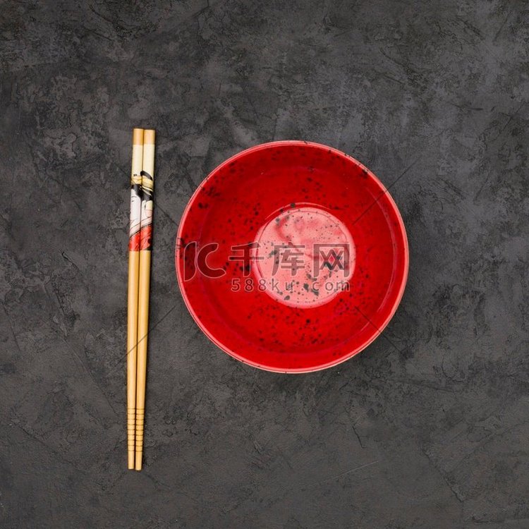 高角度视图空中国碗木筷子纹理黑