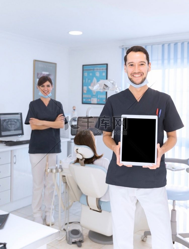 肖像男性牙医显示数字平板电脑诊