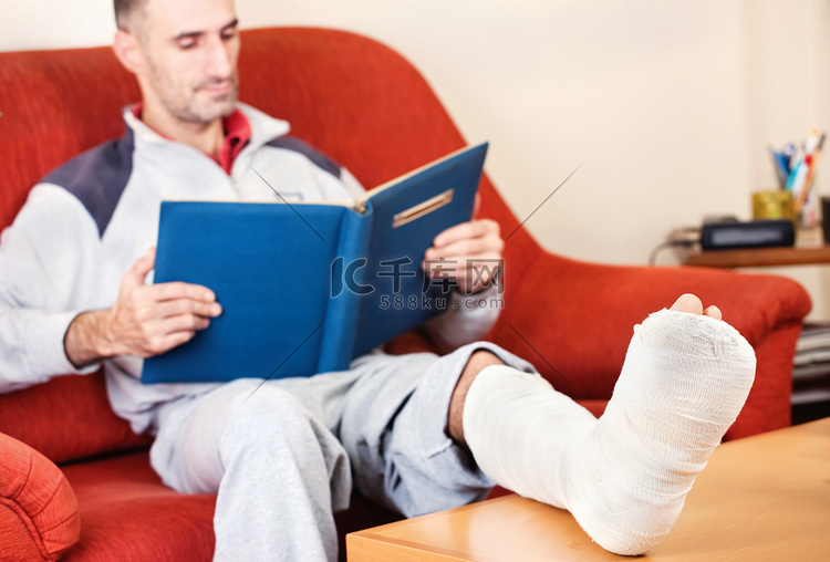 在家里的沙发上断了腿的人读的书