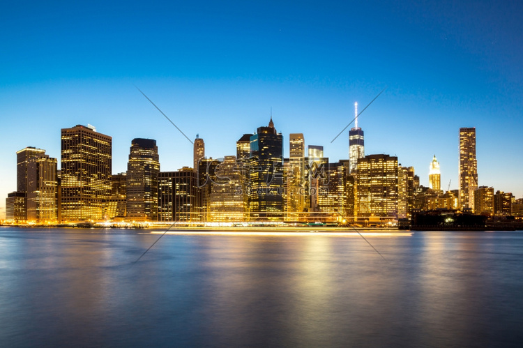 布鲁克林黄昏时的纽约市曼哈顿天