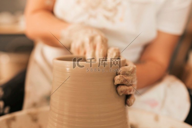 女陶工工作陶轮
