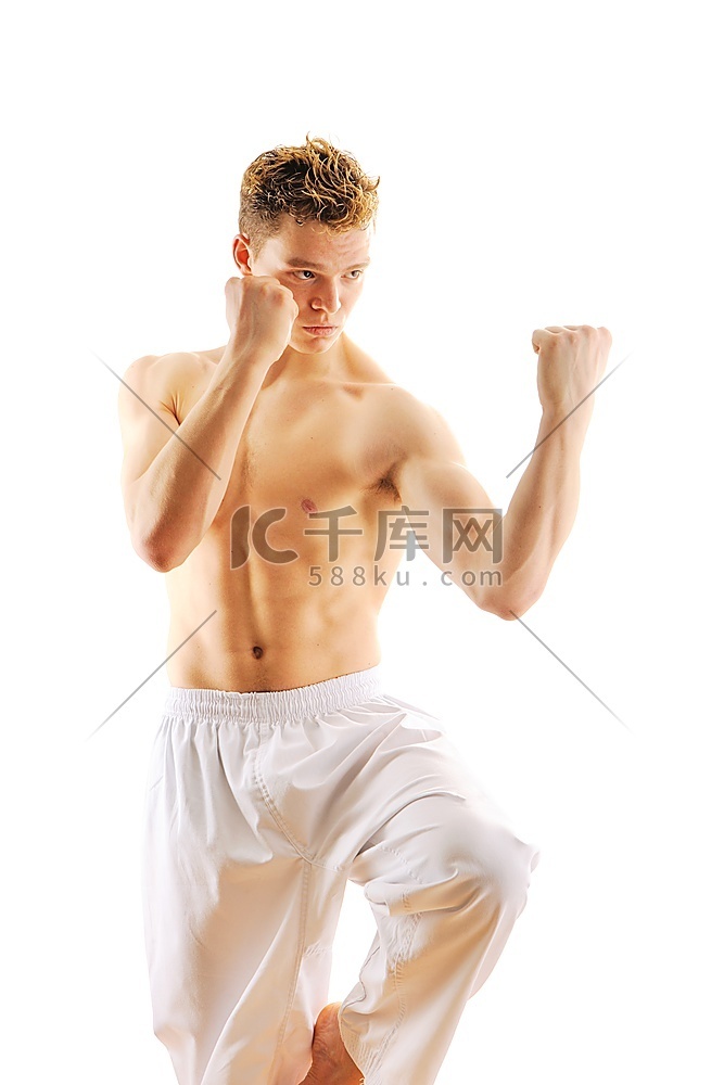 男子练跆拳道被孤立在白色背景上