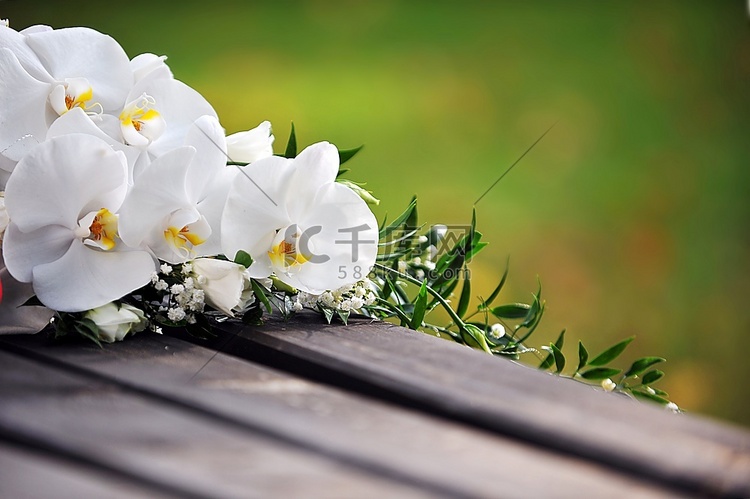 木凳上的白兰花结婚花束
