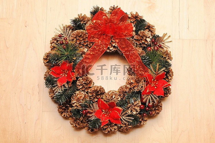 木质背景上的传统圣诞花环