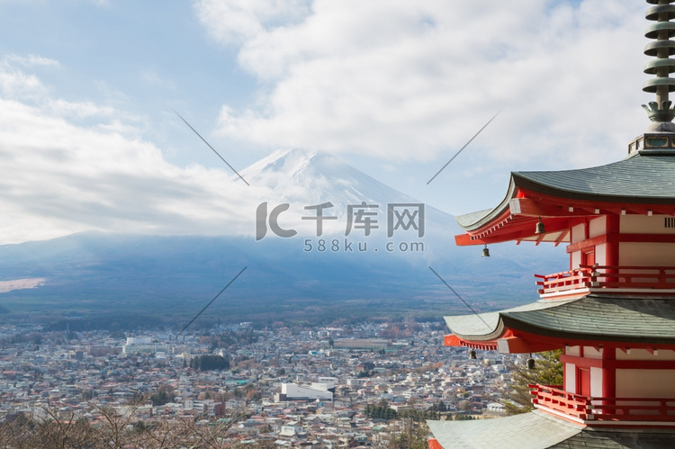 以富士山山水山城为背景的红塔