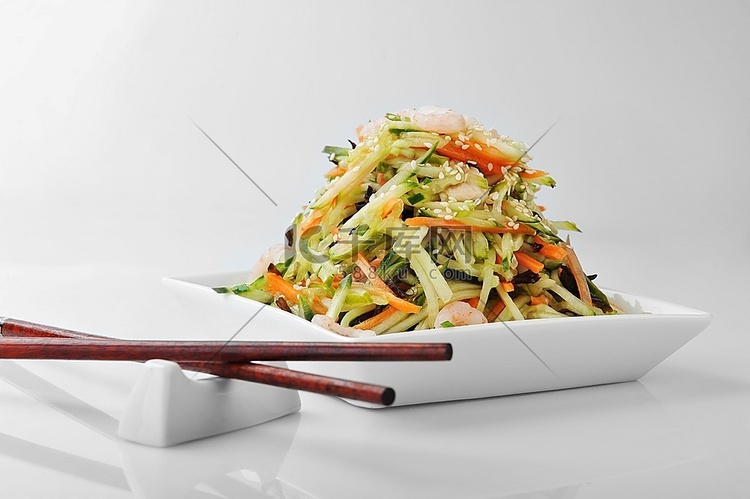 一碗虾和蔬菜沙拉。中国菜。