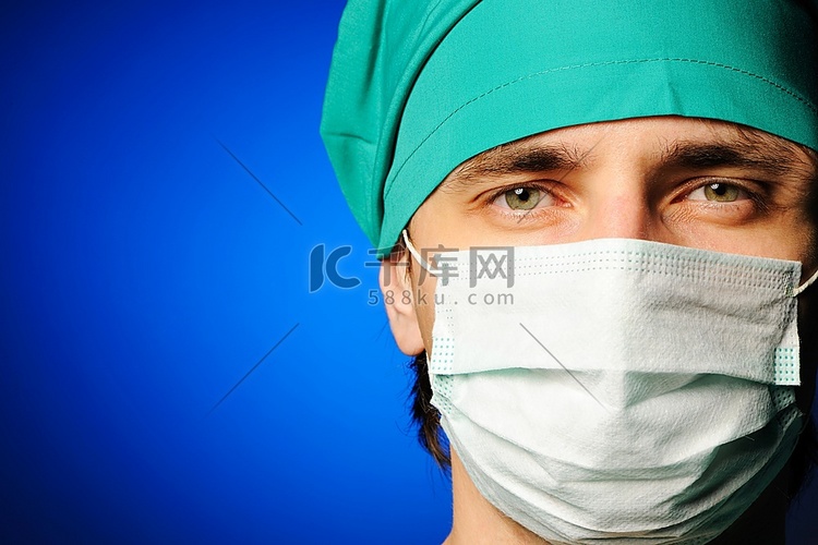 戴着口罩的外科医生头戴蓝色