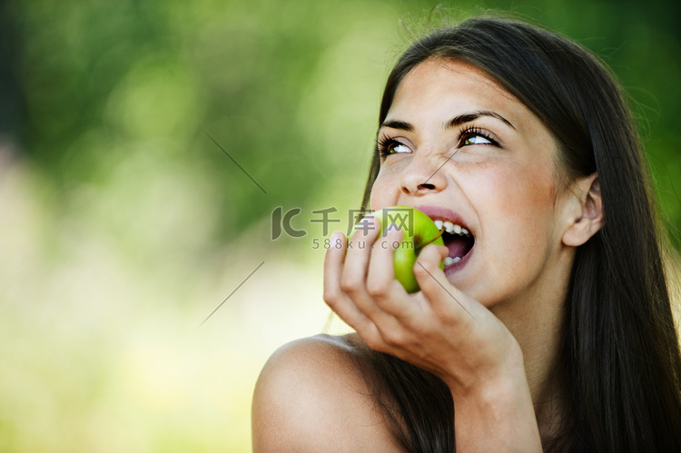 肖像迷人少妇咬苹果