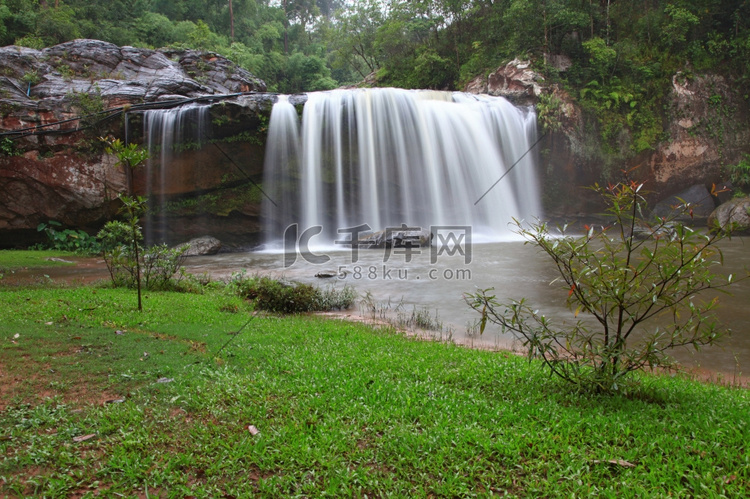 泰国森林国家公园的热带雨林瀑布