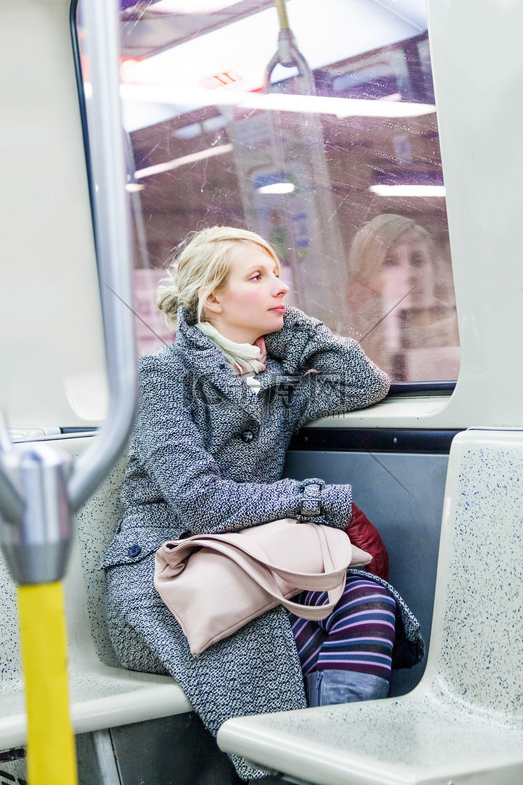 坐地铁的私家车内的年轻女子