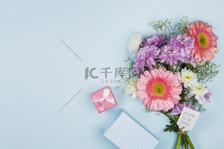 花束鲜花与标题标签近礼物盒笔记