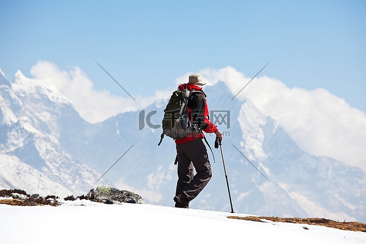喜马拉雅山脉的徒步旅行者