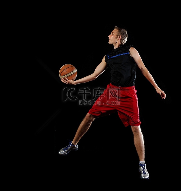 男子篮球运动员带球跳跃练习
