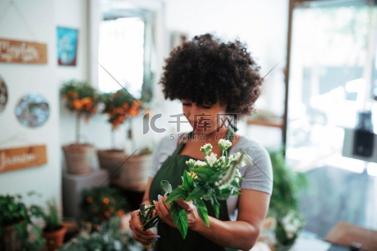 非洲妇女拿着束花