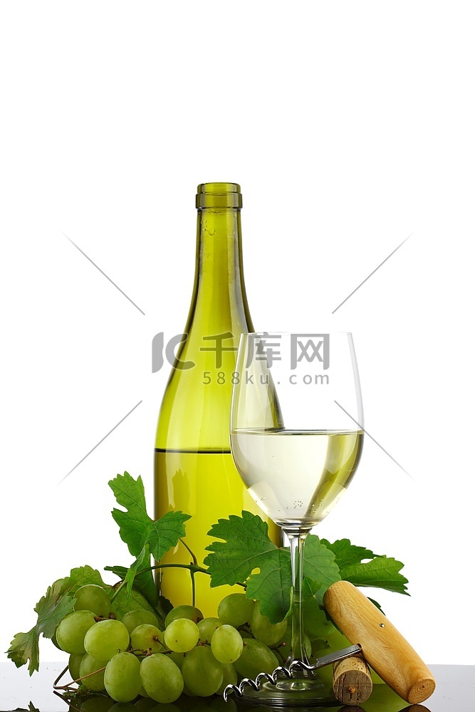 装有白葡萄酒、玻璃杯和葡萄的瓶