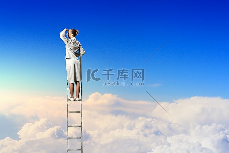 站在梯子上的女商人在多云的背景