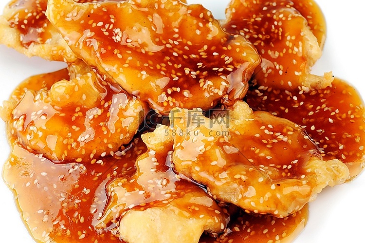 红酱炸鸡肉。中式烹饪