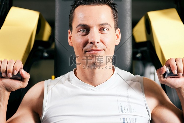 健身房里的英俊男子在健身房锻炼