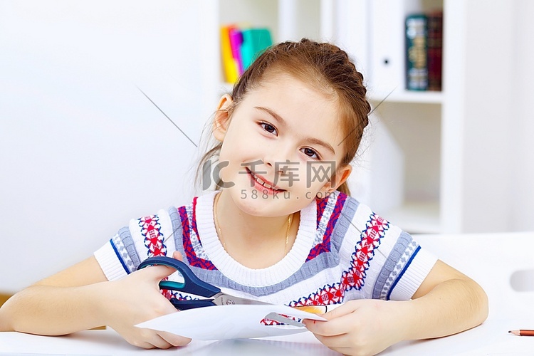 小女孩坐在家里学习