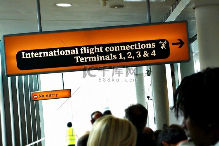 国际航班转机的机场标志。
