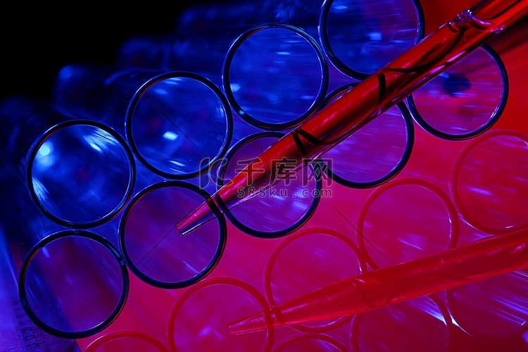 彩色背景上的玻璃化学管