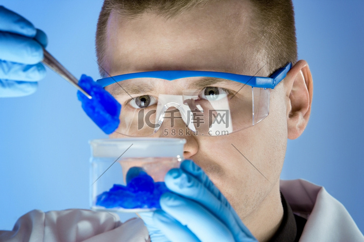 科学家研究蓝色晶体的特写肖像
