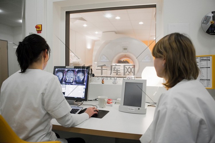 放射科技术人员正在监测MRI扫描