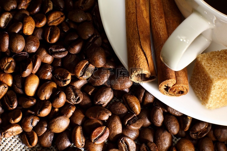 咖啡豆和白色杯子的图像