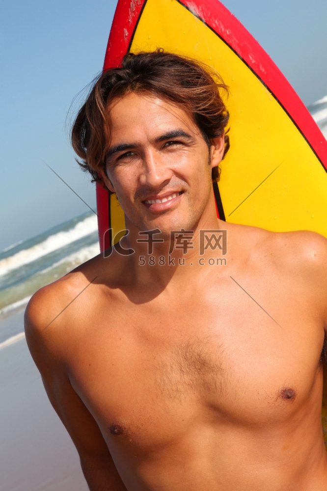 海滩上英俊的冲浪者肖像