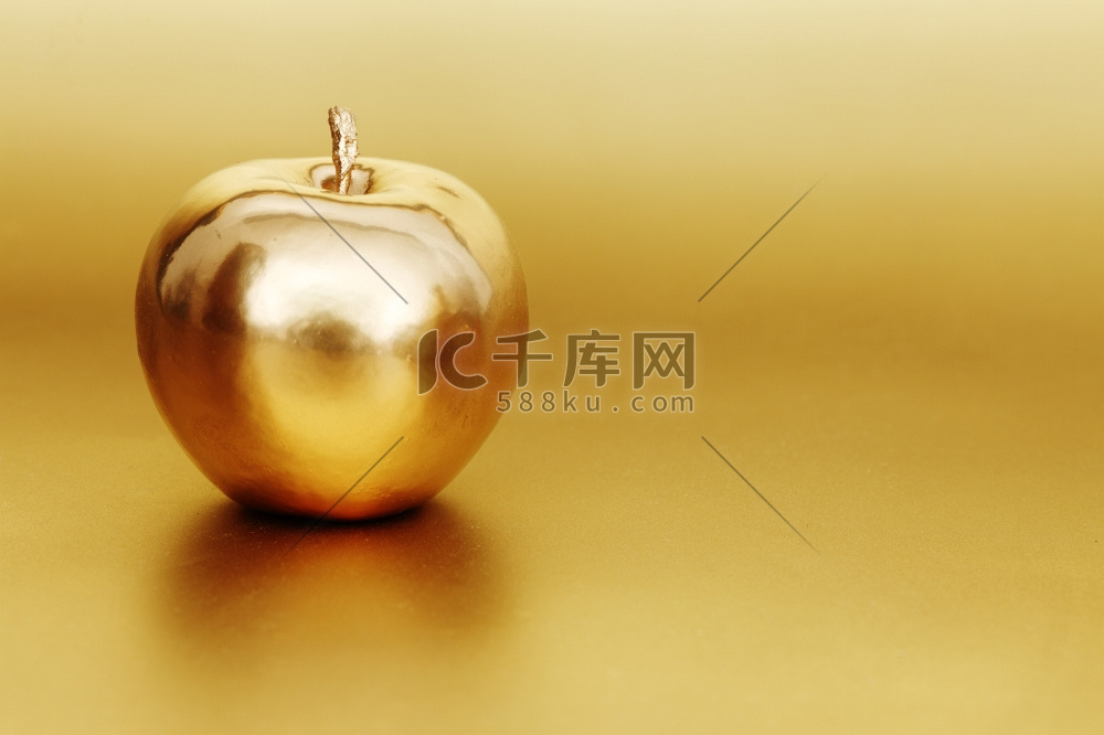 金色背景上的金苹果