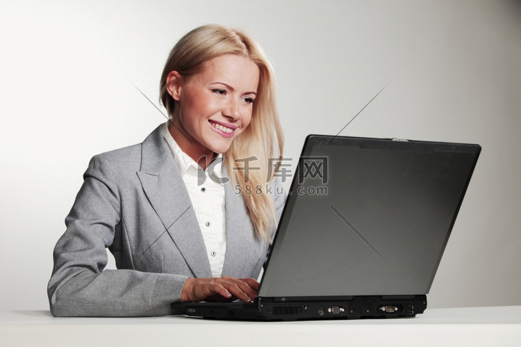女商人工作在笔记本电脑