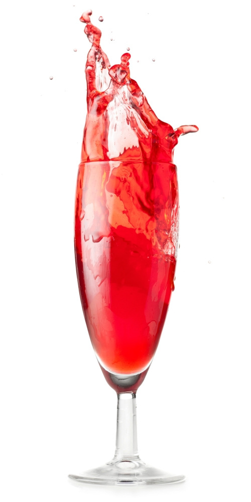 红色液体在白色背景下切割的玻璃