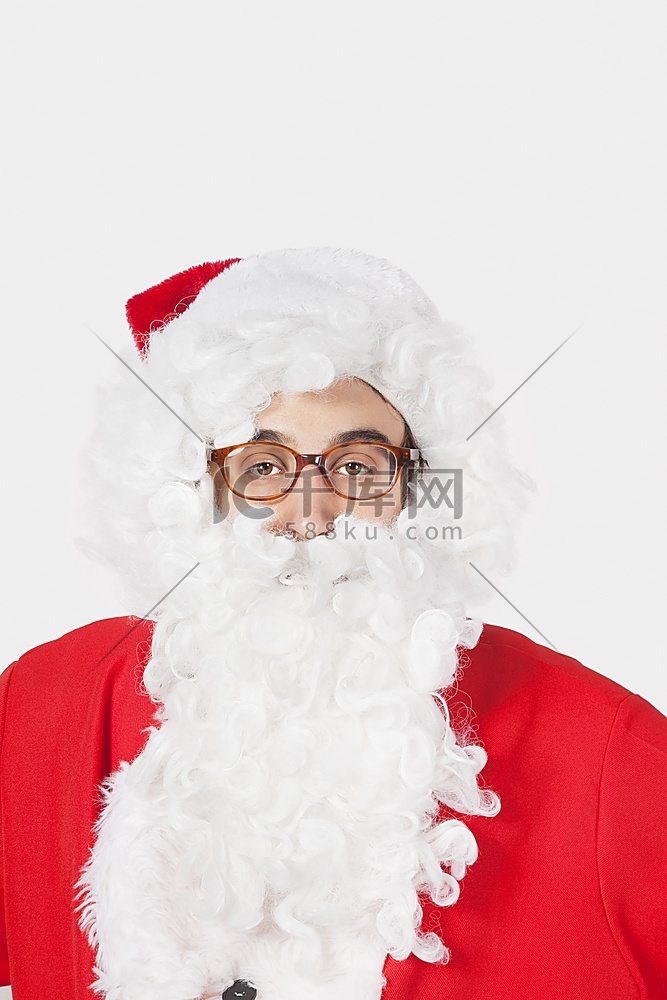 穿着圣诞老人服装的男子在灰色背
