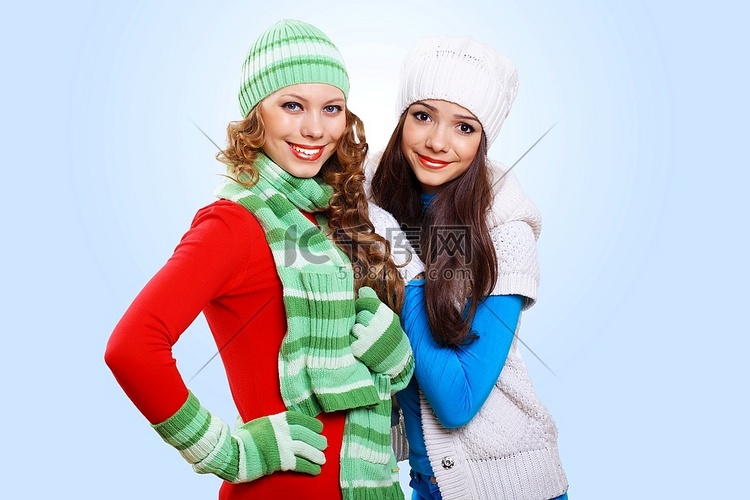两个穿着明亮温暖的冬装的女孩